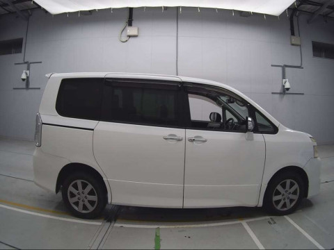 2009 Toyota Voxy ZRR75W[2]