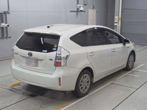 2013 Toyota Prius alpha ZVW41W[1]