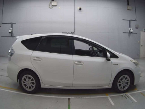 2013 Toyota Prius alpha ZVW41W[2]