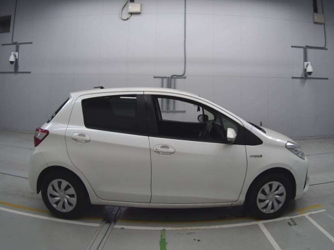 2017 Toyota Vitz NHP130[2]