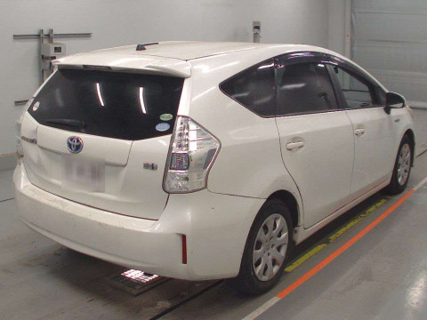 2013 Toyota Prius alpha ZVW41W[1]