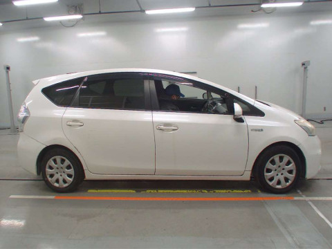 2013 Toyota Prius alpha ZVW41W[2]