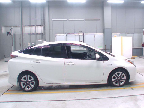 2017 Toyota Prius ZVW51[2]