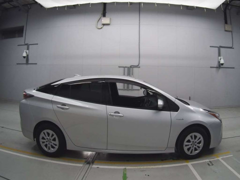 2017 Toyota Prius ZVW50[2]