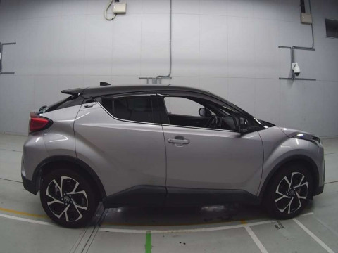 2017 Toyota C-HR NGX50[2]