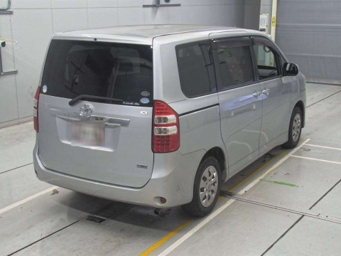 2011 Toyota Noah ZRR70G[1]