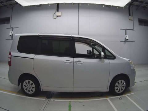 2011 Toyota Noah ZRR70G[2]