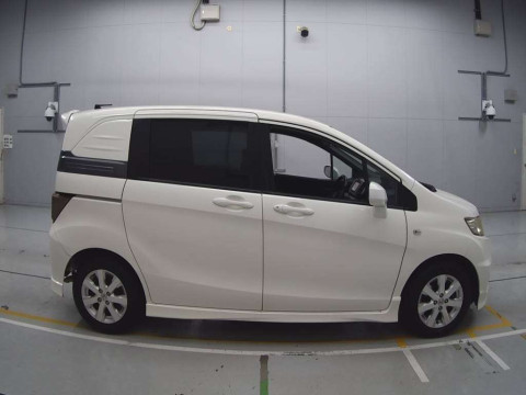 2011 Honda Freed Spike GB3[2]