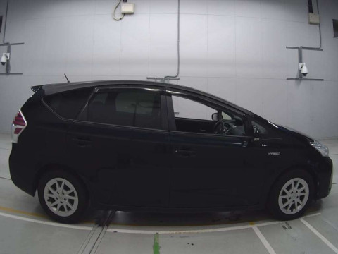 2016 Toyota Prius alpha ZVW41W[2]