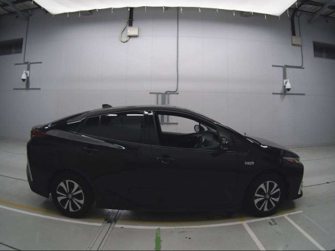 2017 Toyota Prius PHV ZVW52[2]