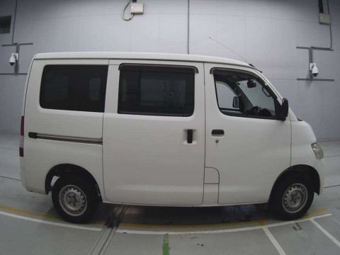 2017 Toyota Liteace Van S402M[2]