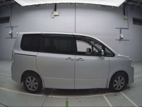 2010 Toyota Voxy ZRR70W[2]