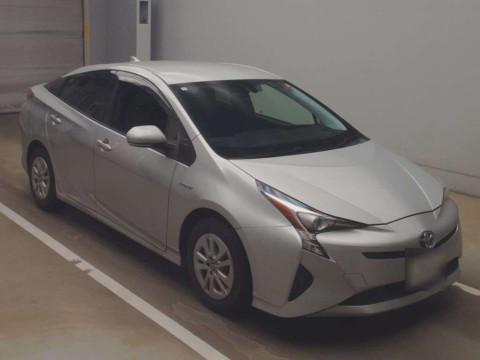 2017 Toyota Prius ZVW50[2]