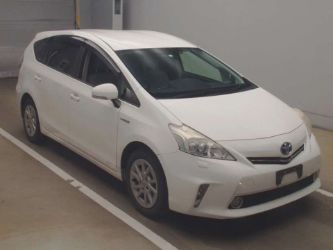 2012 Toyota Prius alpha ZVW41W[2]