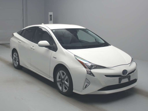 2017 Toyota Prius ZVW55[2]