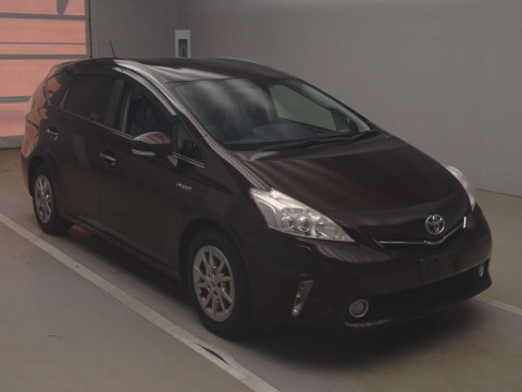 2013 Toyota Prius alpha ZVW41W[2]