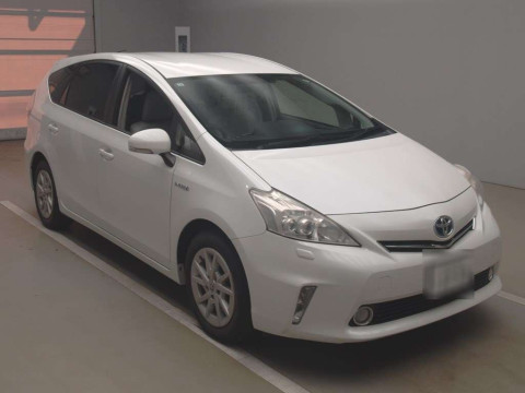 2013 Toyota Prius alpha ZVW40W[2]