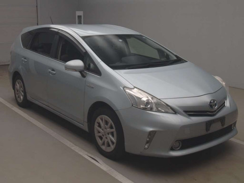 2013 Toyota Prius alpha ZVW41W[2]