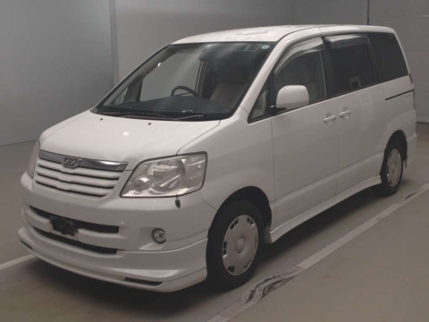 2001 Toyota Noah AZR60G[0]