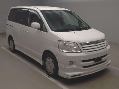 2001 Toyota Noah AZR60G[2]