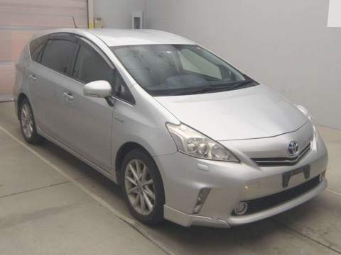 2013 Toyota Prius alpha ZVW41W[2]