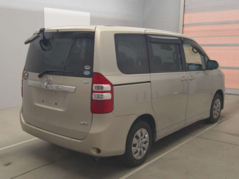 2010 Toyota Noah ZRR70G[1]