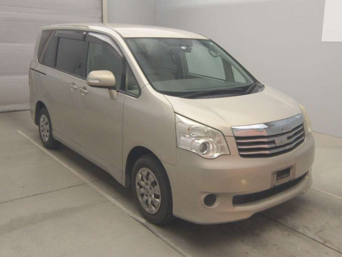 2010 Toyota Noah ZRR70G[2]