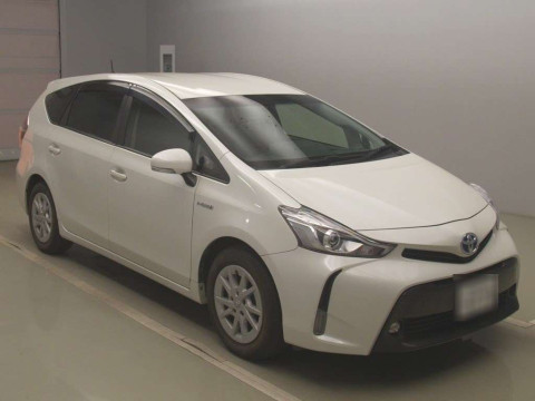 2015 Toyota Prius alpha ZVW40W[2]