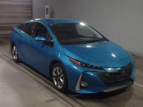 2017 Toyota Prius PHV ZVW52[2]