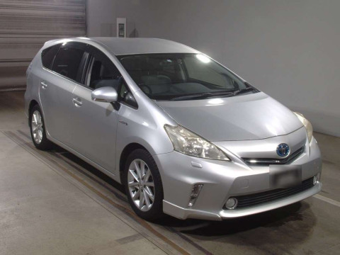 2013 Toyota Prius alpha ZVW41W[2]