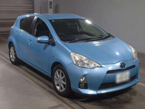 2013 Toyota Aqua NHP10[2]