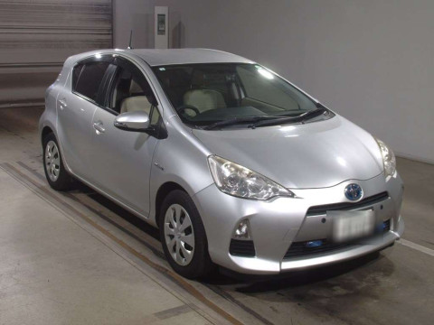 2013 Toyota Aqua NHP10[2]