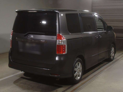 2010 Toyota Noah ZRR70W[1]