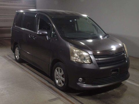 2010 Toyota Noah ZRR70W[2]