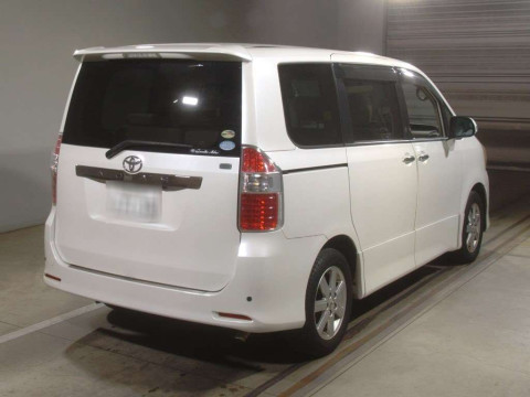 2009 Toyota Noah ZRR70W[1]