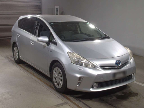 2012 Toyota Prius alpha ZVW41W[2]