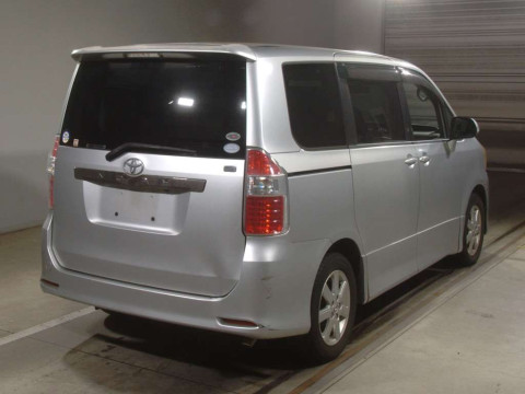 2009 Toyota Noah ZRR70W[1]