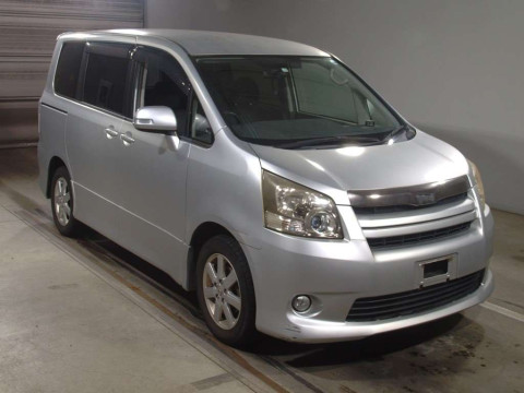 2009 Toyota Noah ZRR70W[2]