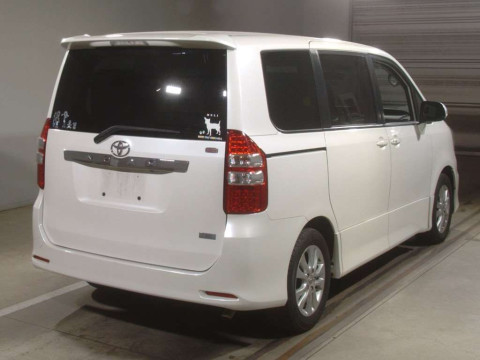 2012 Toyota Noah ZRR70W[1]