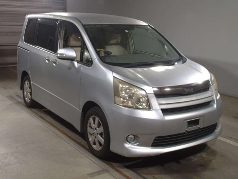 2009 Toyota Noah ZRR70W[2]