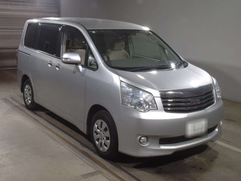 2011 Toyota Noah ZRR70G[2]