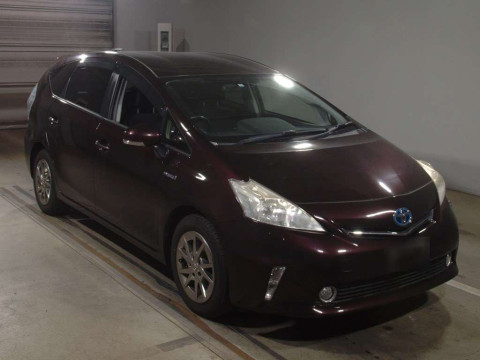 2013 Toyota Prius alpha ZVW40W[2]