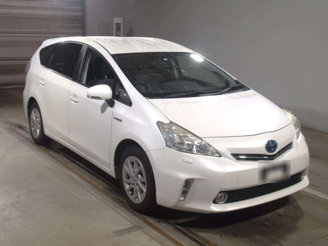 2013 Toyota Prius alpha ZVW41W[2]