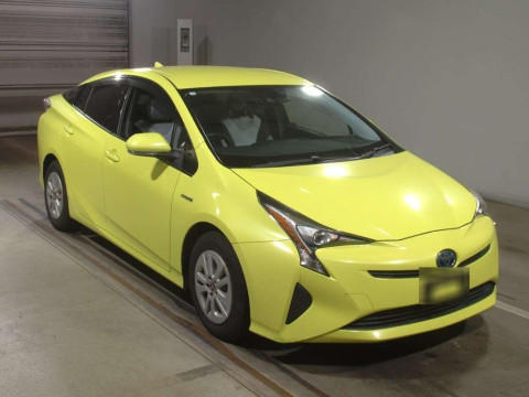 2016 Toyota Prius ZVW50[2]