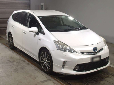 2014 Toyota Prius alpha ZVW41W[2]