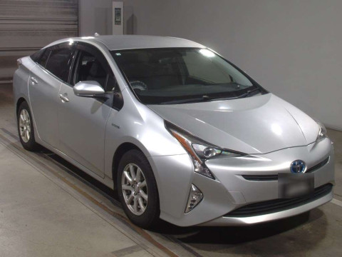 2016 Toyota Prius ZVW55[2]