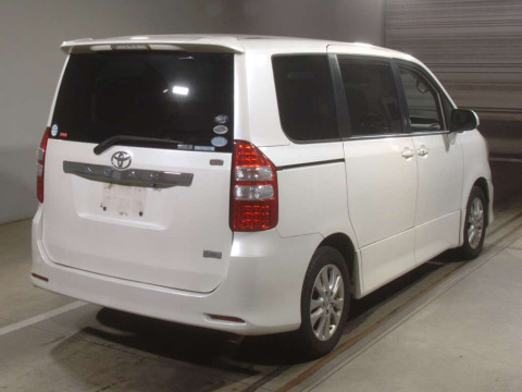 2011 Toyota Noah ZRR70W[1]