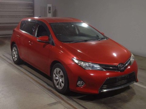 2014 Toyota Auris NZE181H[2]