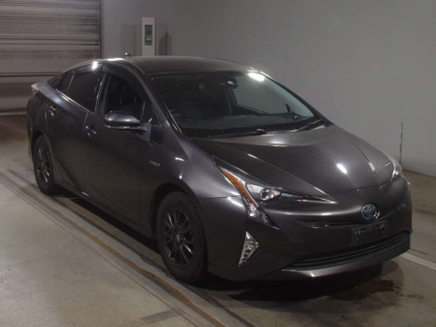 2015 Toyota Prius ZVW55[2]