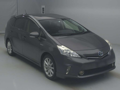 2014 Toyota Prius alpha ZVW41W[2]